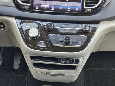 Used 2023 Chrysler Pacifica Touring-L FWD image 17