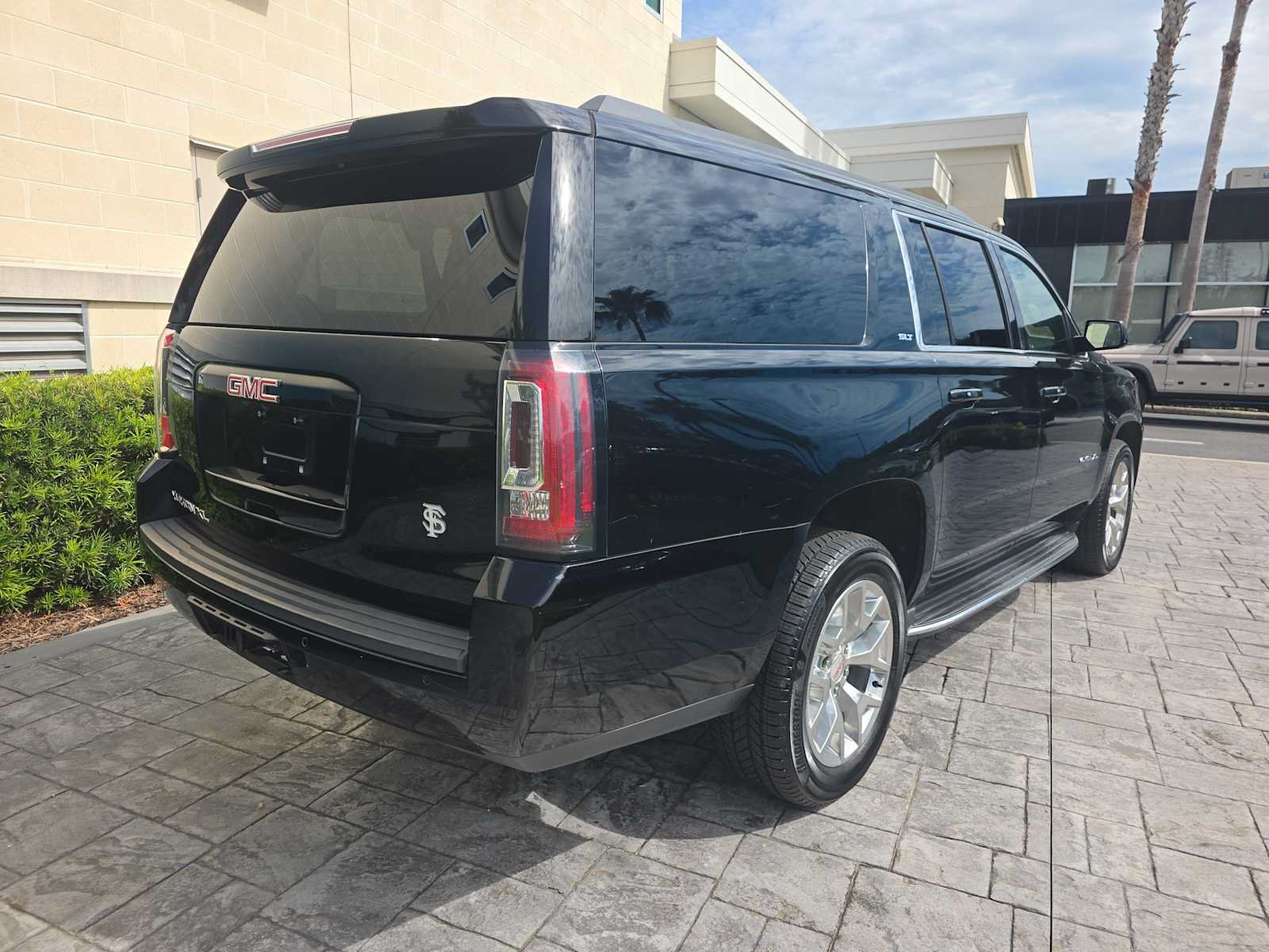 Used 2018 GMC Yukon XL SLT w/ Open Road Package RWD image 3
