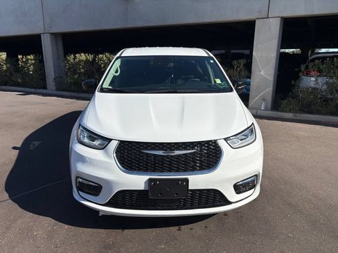 Used 2024 Chrysler Pacifica Touring-L FWD image 5