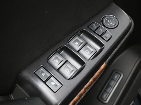 Used 2019 Chevrolet Suburban Premier image 32