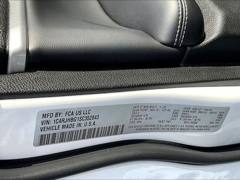 New 2025 Jeep Grand Cherokee Limited w/ Black Appearance Package image 14