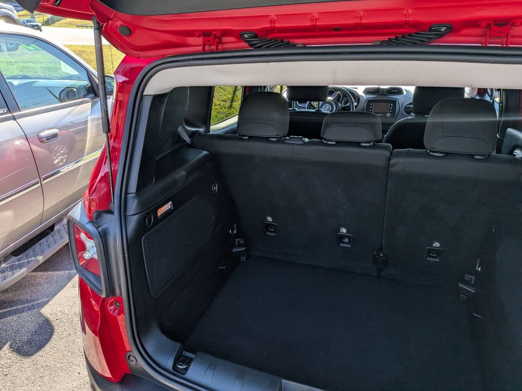 Used 2015 Jeep Renegade Latitude w/ Cold Weather Group FWD image 12