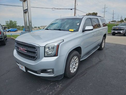 Used 2018 GMC Yukon XL SLT w/ Open Road Package AWD/4WD image 3