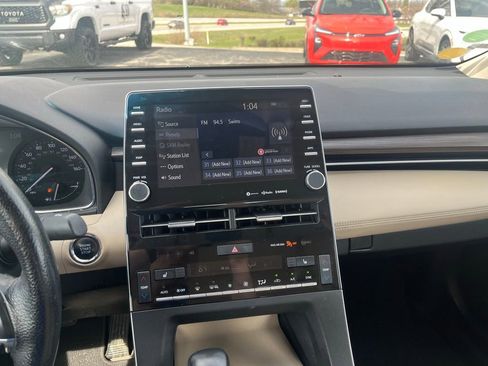 Used 2020 Toyota Avalon XLE w/ Carpet Mat Package image 9