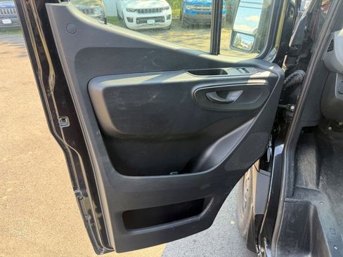 Used 2023 Mercedes-Benz Sprinter 2500 image 10