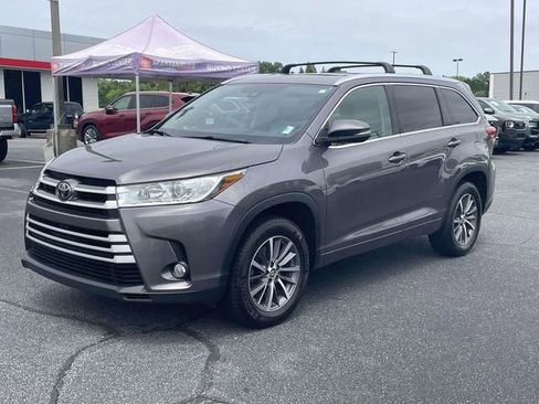 Used 2017 Toyota Highlander XLE FWD image 3