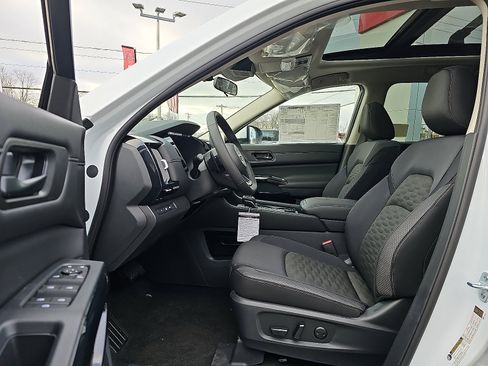 New 2025 Nissan Pathfinder SV w/ SV Premium Package image 9