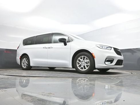 Used 2024 Chrysler Pacifica Touring-L FWD image 45