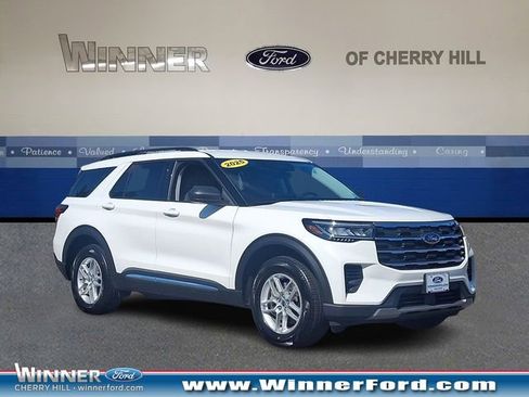 Used 2025 Ford Explorer Active AWD/4WD image 1