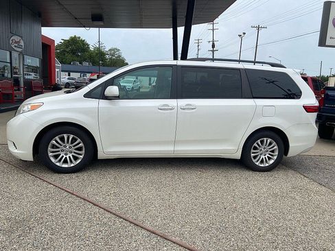 Used 2017 Toyota Sienna XLE w/ XLE Navigation Package FWD image 2