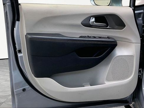Used 2020 Chrysler Pacifica Touring w/ Cold Weather Group FWD image 19