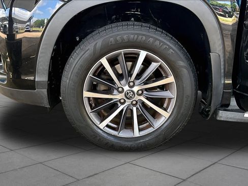 Used 2017 Toyota Highlander XLE AWD/4WD image 10