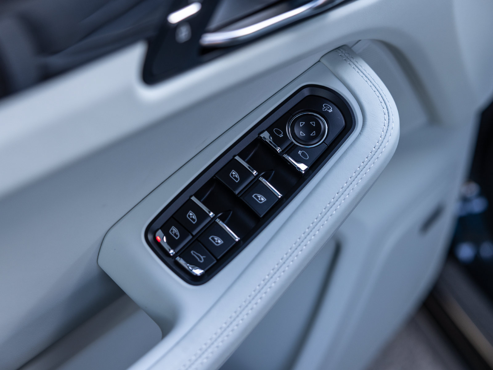 Certified 2026 Porsche Macan S AWD/4WD image 33