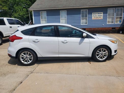 Used 2016 Ford Focus SE w/ Interior Protection Package FWD image 4