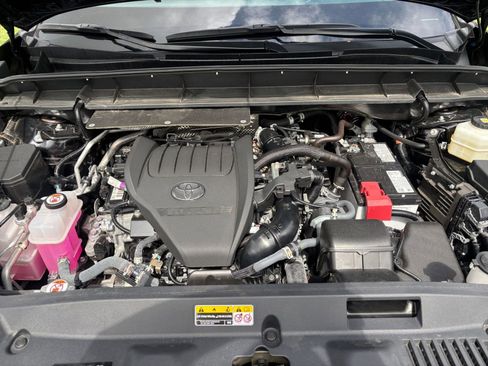 Used 2025 Toyota Highlander LE FWD image 35