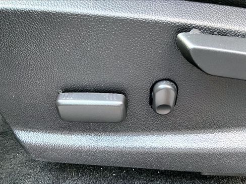 Used 2018 Chevrolet Colorado Z71 AWD/4WD image 34