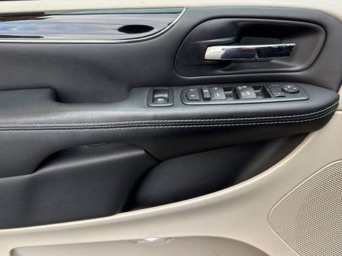 Used 2016 Dodge Grand Caravan SE image 17