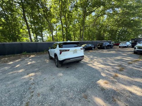 Used 2025 Chevrolet Equinox LT FWD image 16