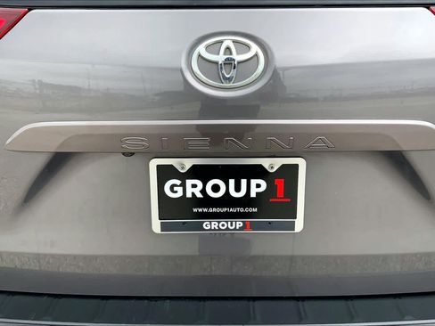 Used 2017 Toyota Sienna XLE FWD image 10