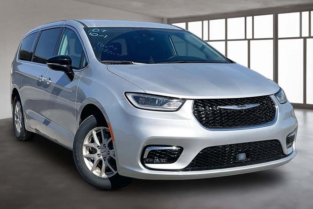Used 2024 Chrysler Pacifica Touring-L FWD image 3