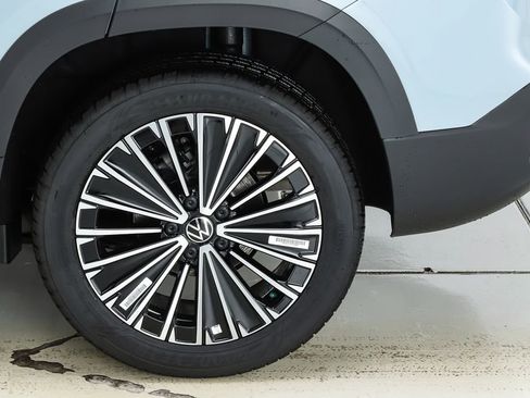 New 2026 Volkswagen Taos SE FWD image 6