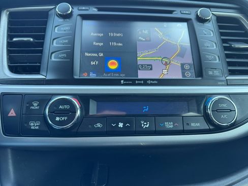 Used 2017 Toyota Highlander SE image 23