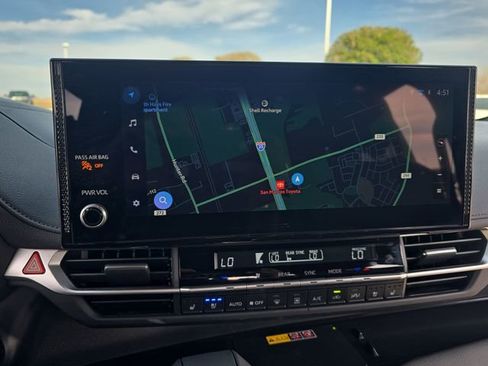 Used 2025 Toyota Sienna Limited image 23