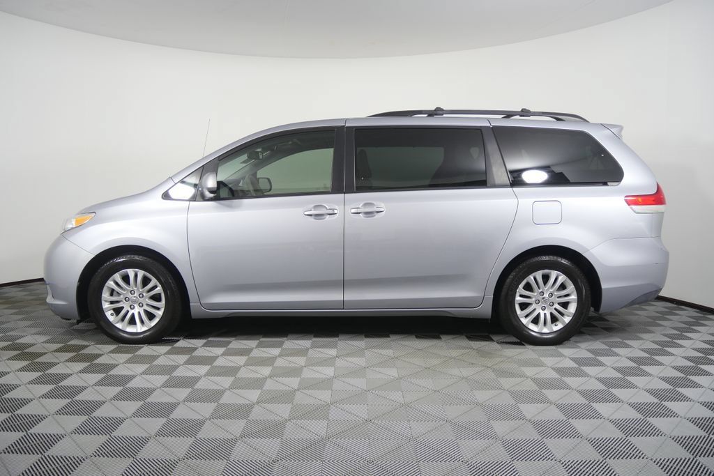 Used 2013 Toyota Sienna XLE FWD image 7