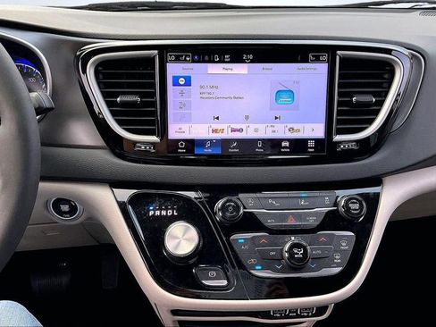 Used 2024 Chrysler Pacifica Touring-L image 32