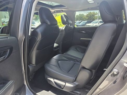 Used 2022 Toyota Highlander XLE FWD image 10