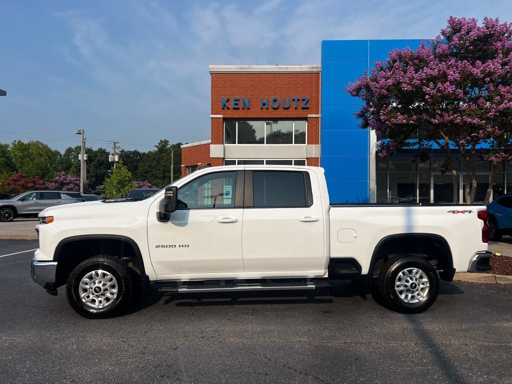 Used 2025 Chevrolet Silverado 2500 LT w/ Convenience Package AWD/4WD image 4