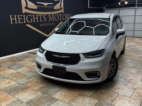 Used 2023 Chrysler Pacifica Touring-L image 1