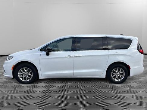Used 2024 Chrysler Pacifica Touring-L image 5