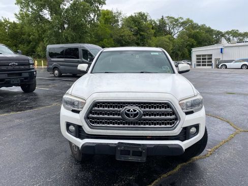 Used 2017 Toyota Tacoma TRD Off-Road AWD/4WD image 8