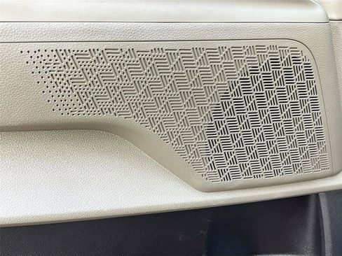 Used 2025 Kia Carnival FWD image 19
