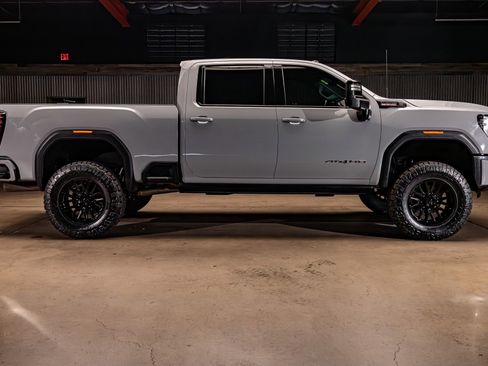 Used 2024 GMC Sierra 2500 AT4 w/ AT4 Premium Plus Package AWD/4WD image 11