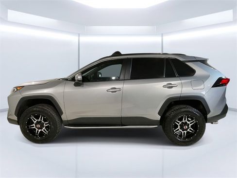 Used 2021 Toyota RAV4 XLE w/ Convenience Package image 2