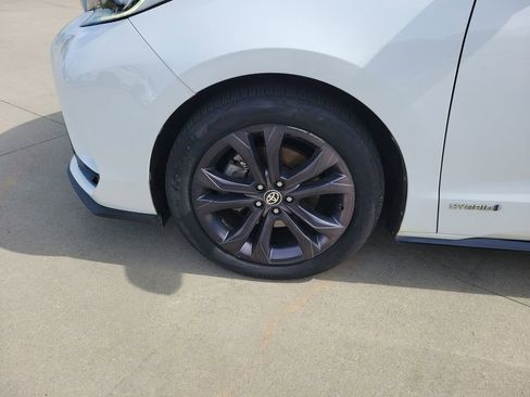Used 2021 Toyota Sienna XSE FWD image 5