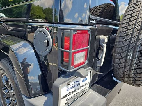 Used 2018 Jeep Wrangler Sahara AWD/4WD image 32