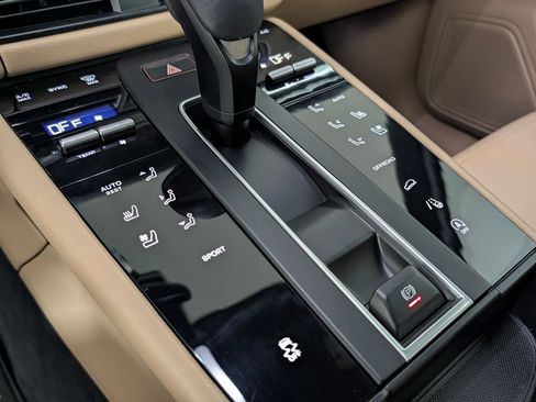 Certified 2023 Porsche Macan AWD/4WD image 33