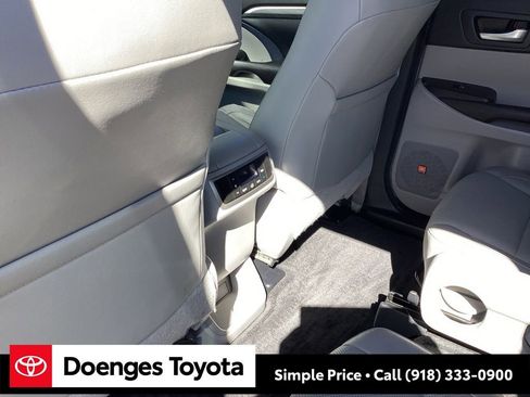 Used 2017 Toyota Highlander Limited image 16