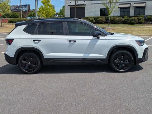 New 2026 Volkswagen Taos SE FWD image 3