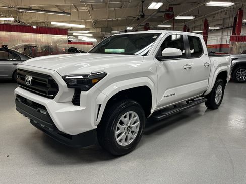 Certified 2024 Toyota Tacoma SR5 image 5