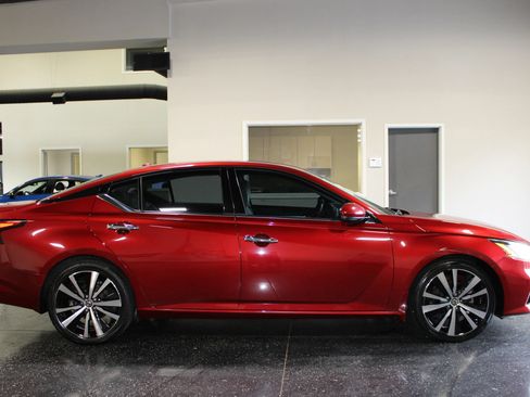 Used 2019 Nissan Altima 2.5 Platinum FWD image 2