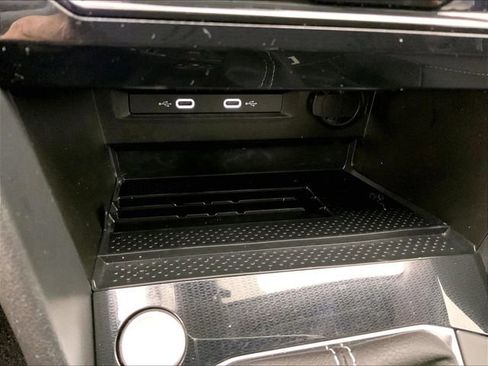 Certified 2025 Volkswagen Taos SE image 33