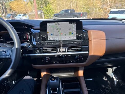 Used 2025 Nissan Pathfinder Platinum w/ Black Appearance Package AWD/4WD image 23