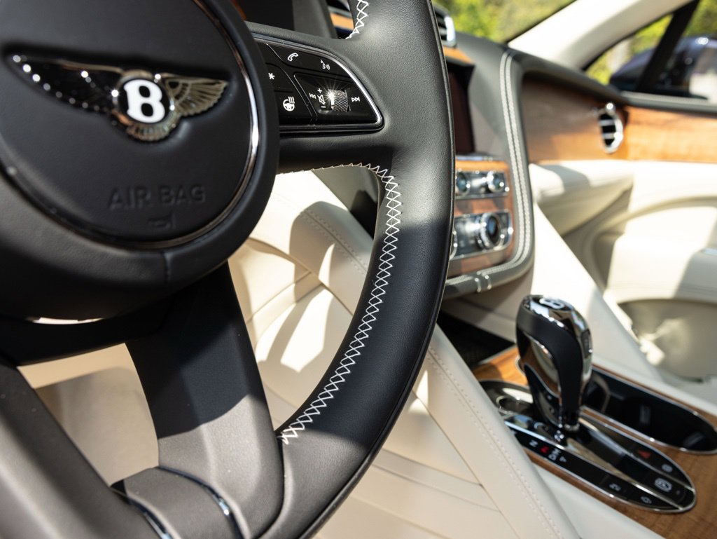 Used 2025 Bentley Bentayga AWD/4WD image 47