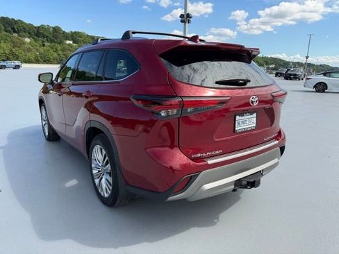 Certified 2024 Toyota Highlander Platinum AWD/4WD image 10