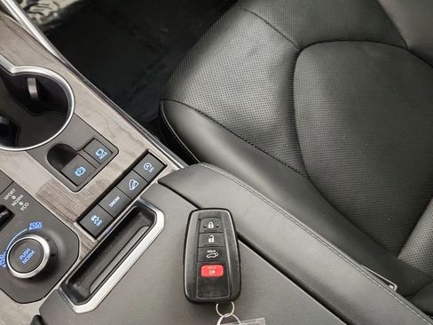 Used 2021 Toyota Highlander Limited image 27