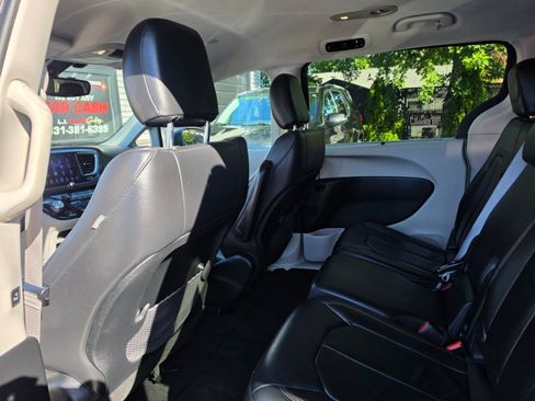 Used 2017 Chrysler Pacifica Touring-L FWD image 29